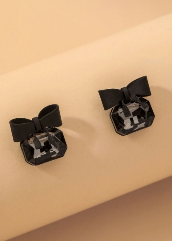 (Copy) (Copy) Kiss bow studd earrings
